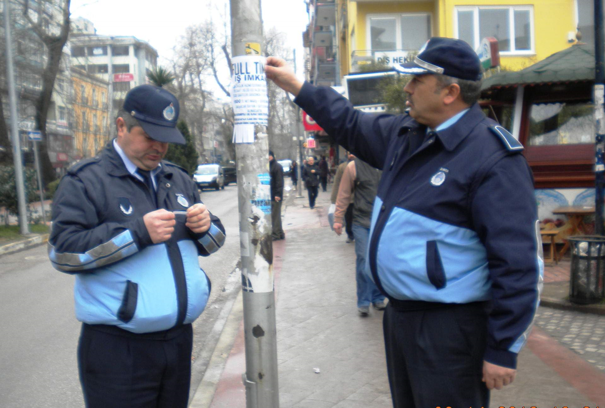 İzmit Zabıtası Afiş Peşinde