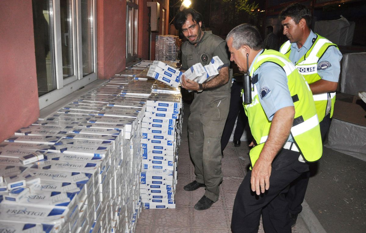 Kamyondan 100 Bin Paket Kaçak Sigara Çıktı