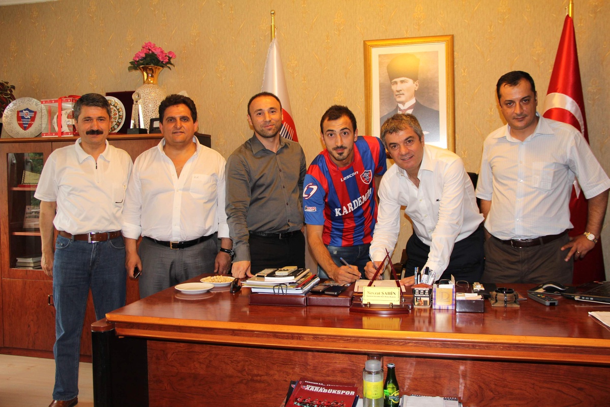 Karabükspor, Ahmet İlhan Özek ile 3 Yıllık Sözleşme İmzaladı
