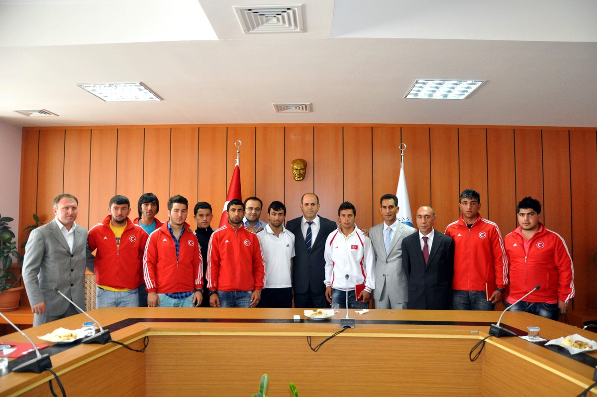 Kaü Rektörü Başarılı Sporcuları Ödüllendirdi
