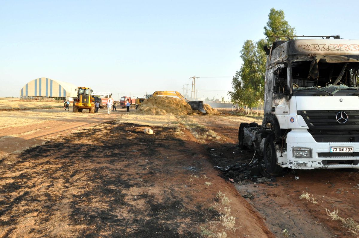 Kızıltepe de Saman Yüklü Tır Yandı
