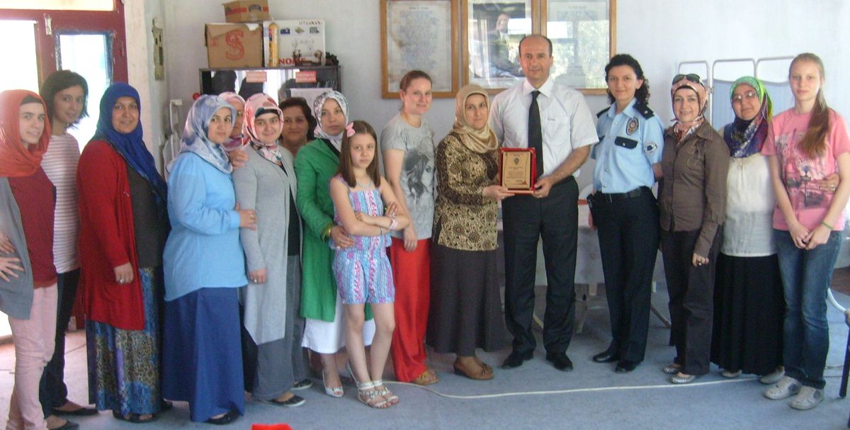Koçak\'dan Halk Eğitim Kursu Öğrencilerine Plaket