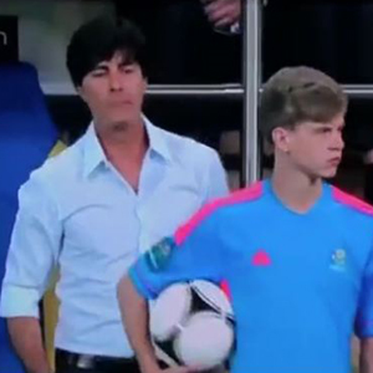 Löw\'den Top Toplayıcıya Top Şakası