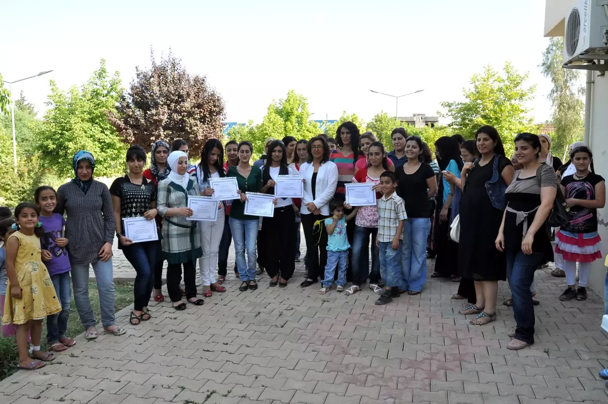 Nusaybin\'de Kadın Sağlığı Eğitimi Programını Tamamlayan 12 Kursiyere Sertifikaları Verildi