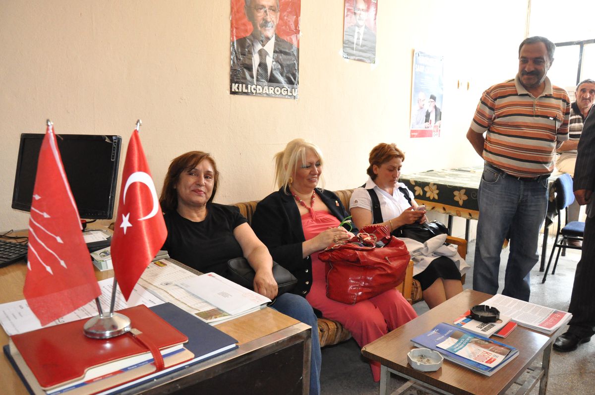 Selvi Kılıçdaroğlu, Aşkale\'de Hayatını Kaybeden 5 İşçinin Ailelerini Ziyaret Etti