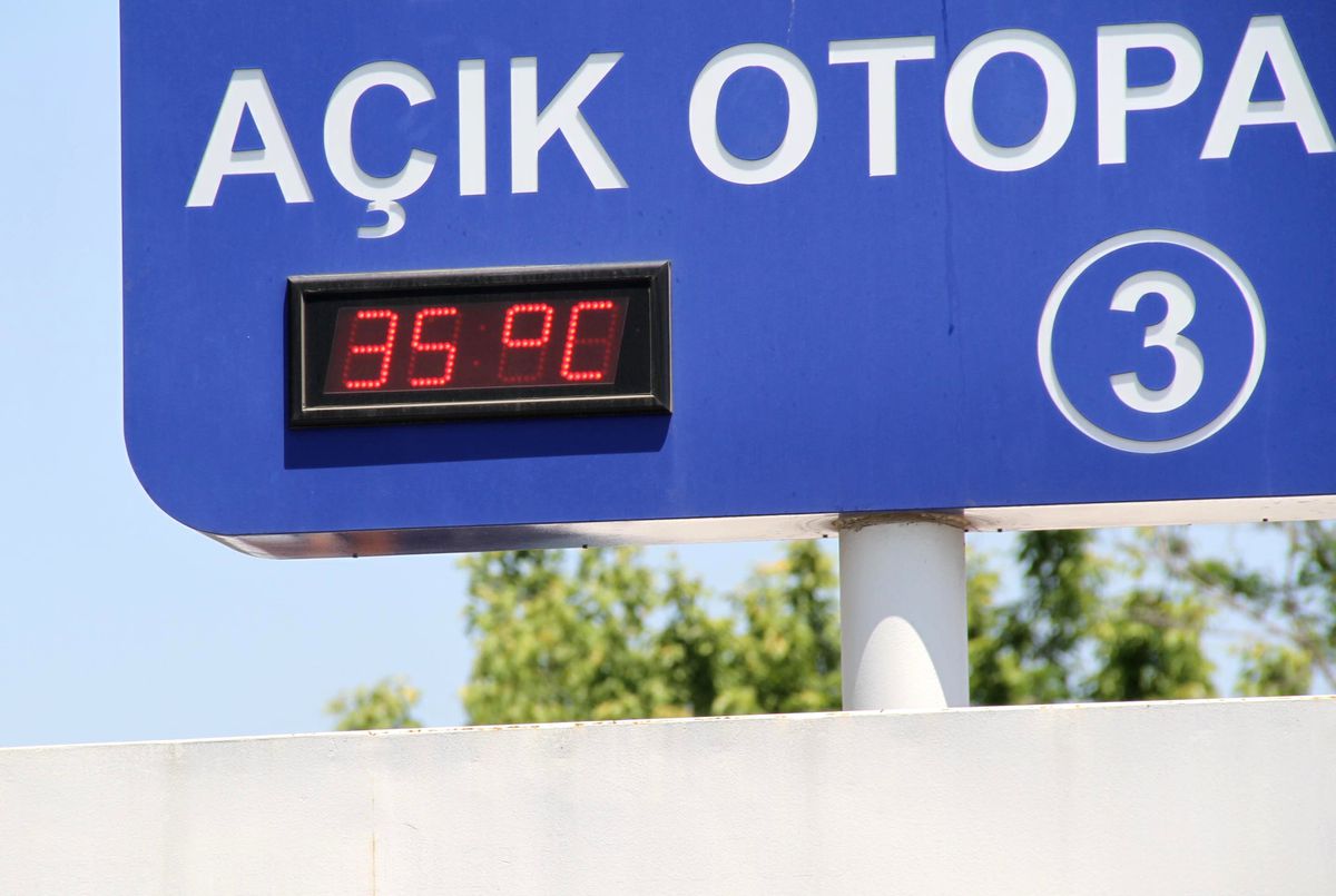 Sıcaktan Bunalan Oto Yıkamacıdan İlginç Serinleme Yöntemi