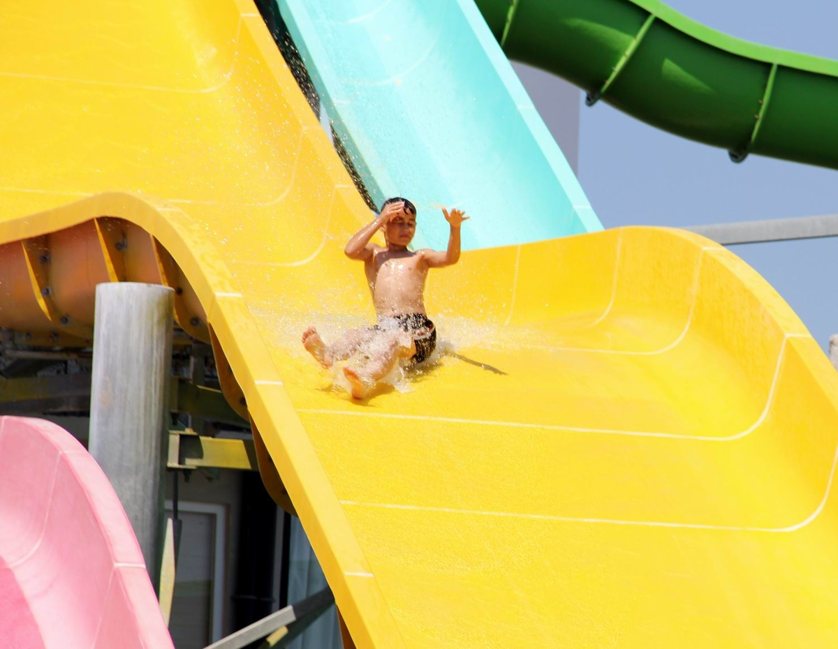 Sıcaktan Bunalanlar Aqua Parklara Akın Ediyor