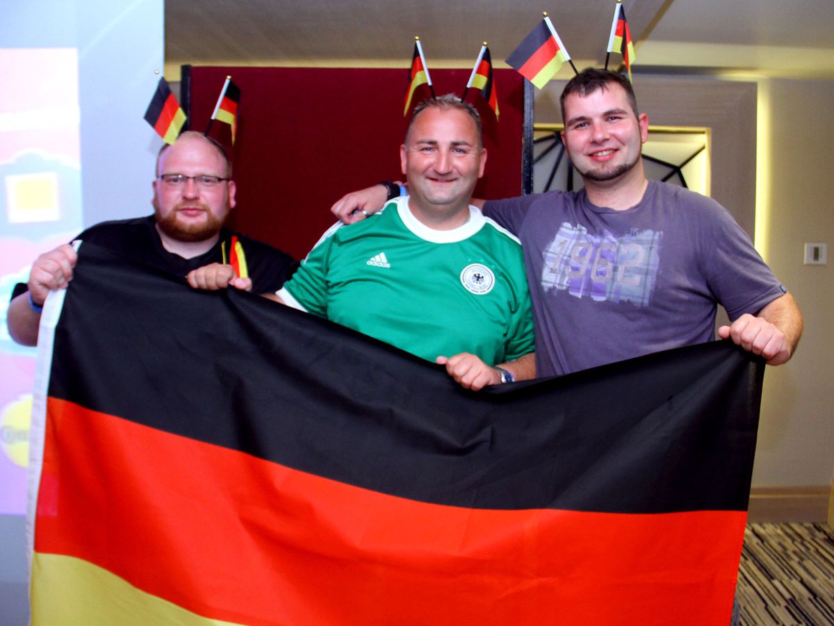 Tatildeki Alman ve Hollandalılar Euro 2012\'yi Birlikte İzledi