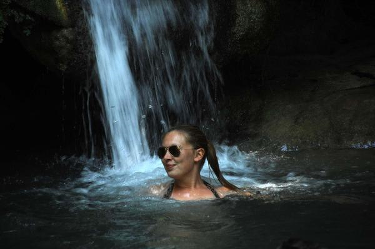 Turistlerin Şelale Keyfi