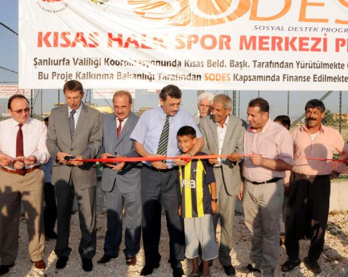 Vali Güvenç, Beldede Spor Tesisi Açılışı Yaptı