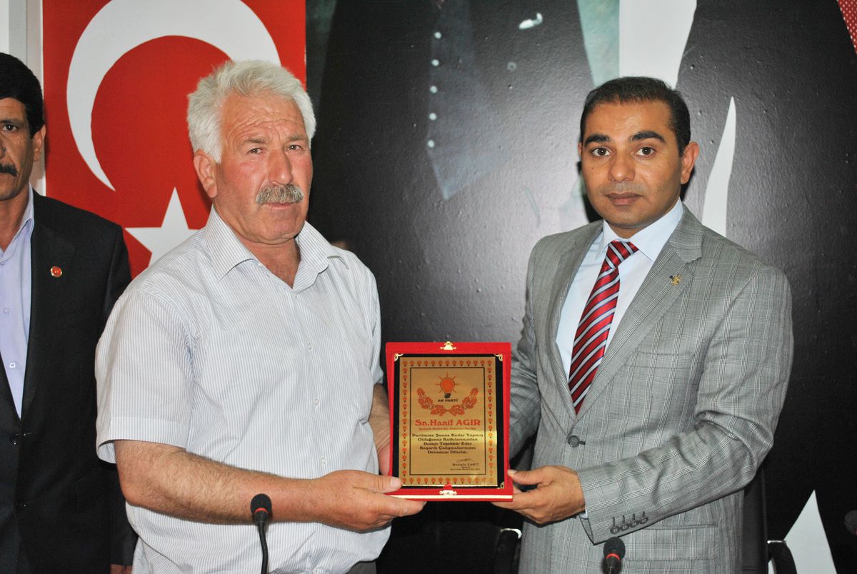 Ak Parti\'den Muhtarlar Dernekleri​ne Teşekkür Plaketi