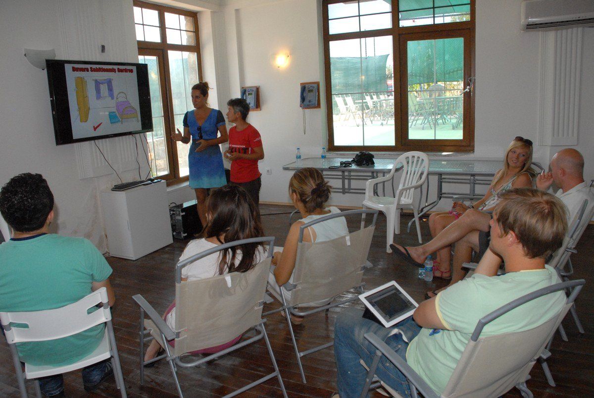 Akut\'tan Turistlere Deprem Semineri