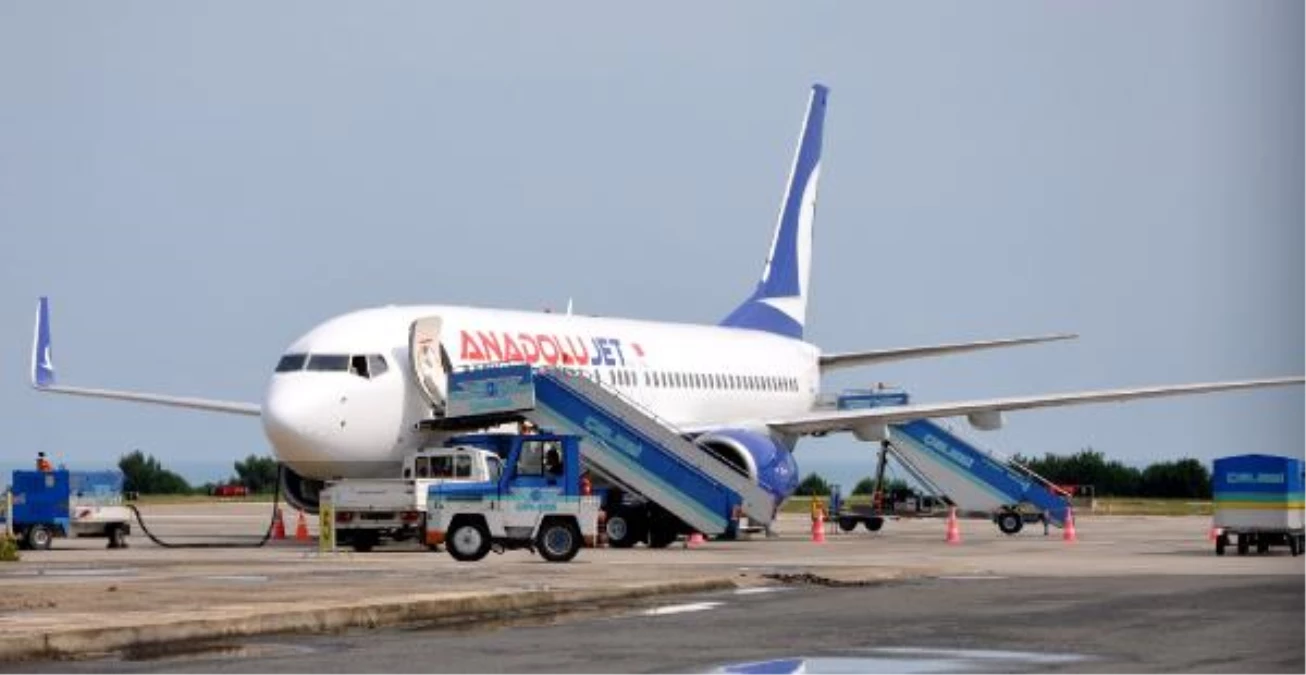 Anadolu Jet Uçağı, Arıza Nedeniyle Trabzon Havalimanı\'na Döndü (2)