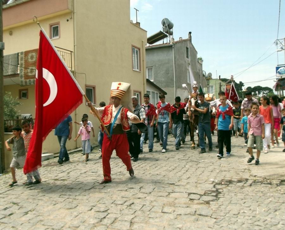 Ayvalık\'taki Mehteranlı Düğün İlgi Çekti