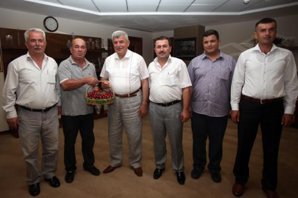 Başkan\'a Ziraatçılardan Kirazlı Ziyaret