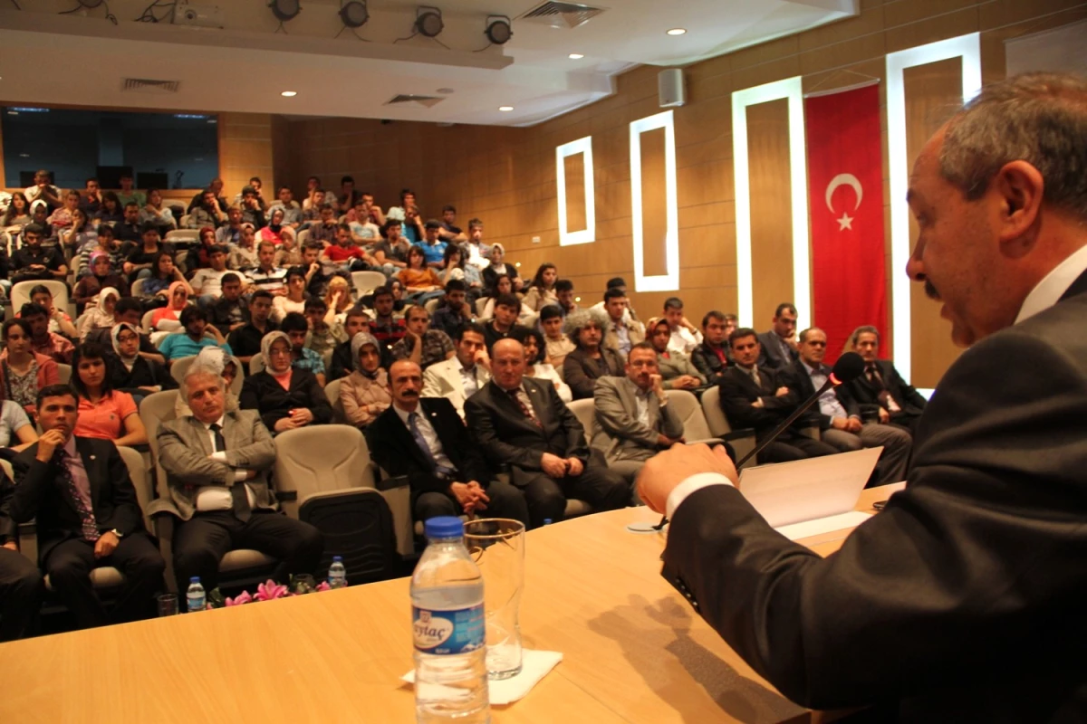 Bayburt Üniversitesi\'nde Çanakkale Zaferi" ve "İstanbul\'un Fethi" Konferansı