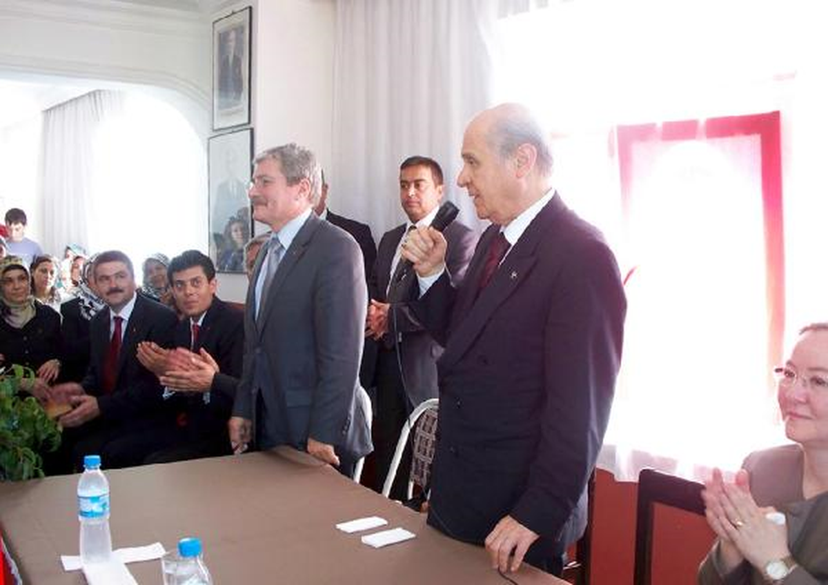 Burdur\'da Partililerin Deprem Paniğini Bahçeli Önlemiş