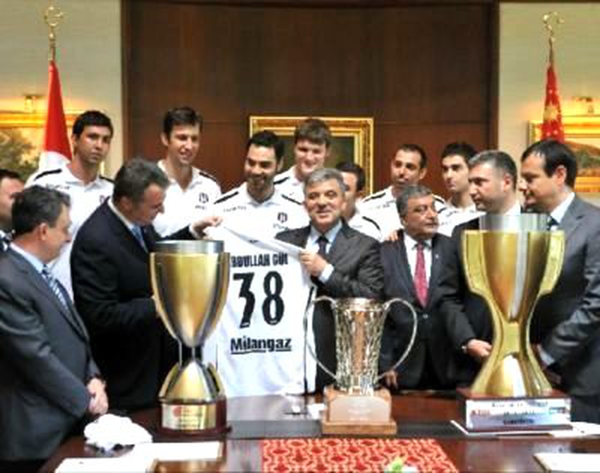 Cumhurbaşkanı Gül\'ü, Beşiktaş\'ın Şampiyon Basketçileri Ziyaret Etti