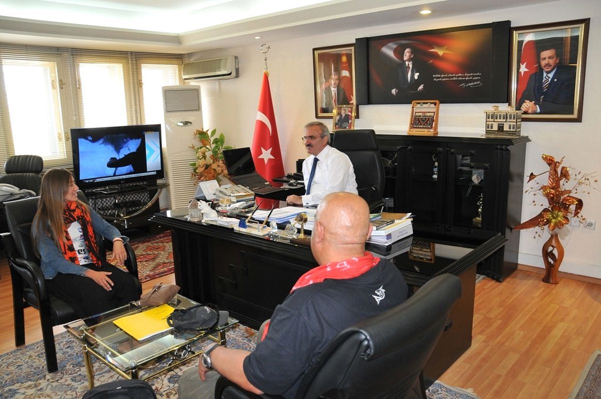 Dünya Rekortmeni Ercümen Vali Karaloğlu\'nu Ziyaret Etti