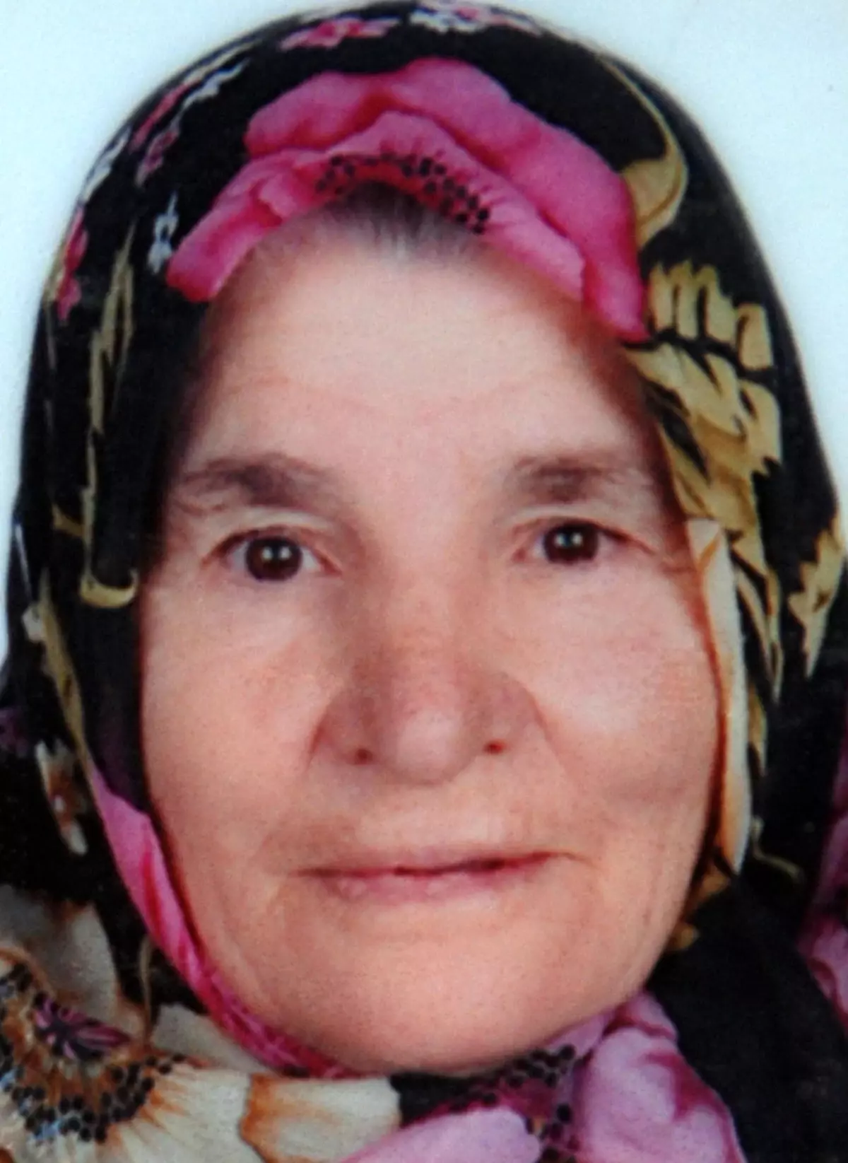 Ecel Yaşlı Kadını Mezarlıkta Yakaladı