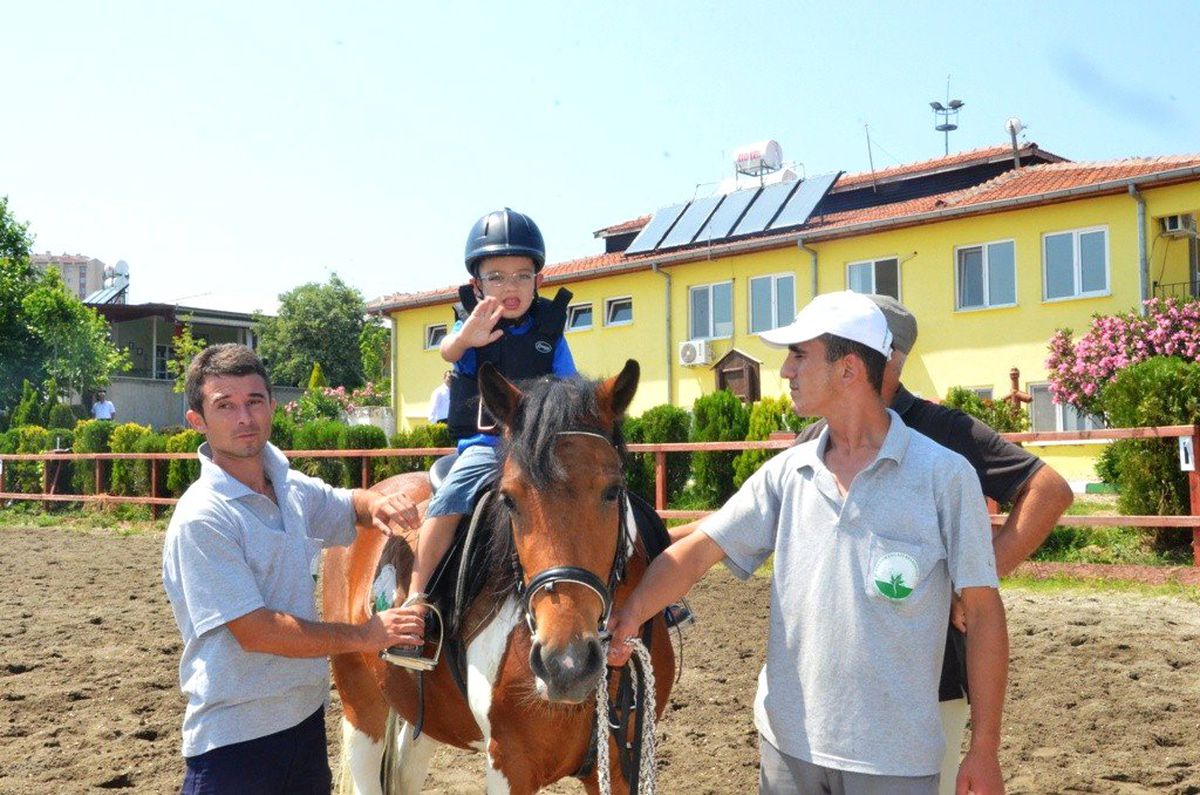 Engelli Minik Jokeyler Sertifikalarını Aldı