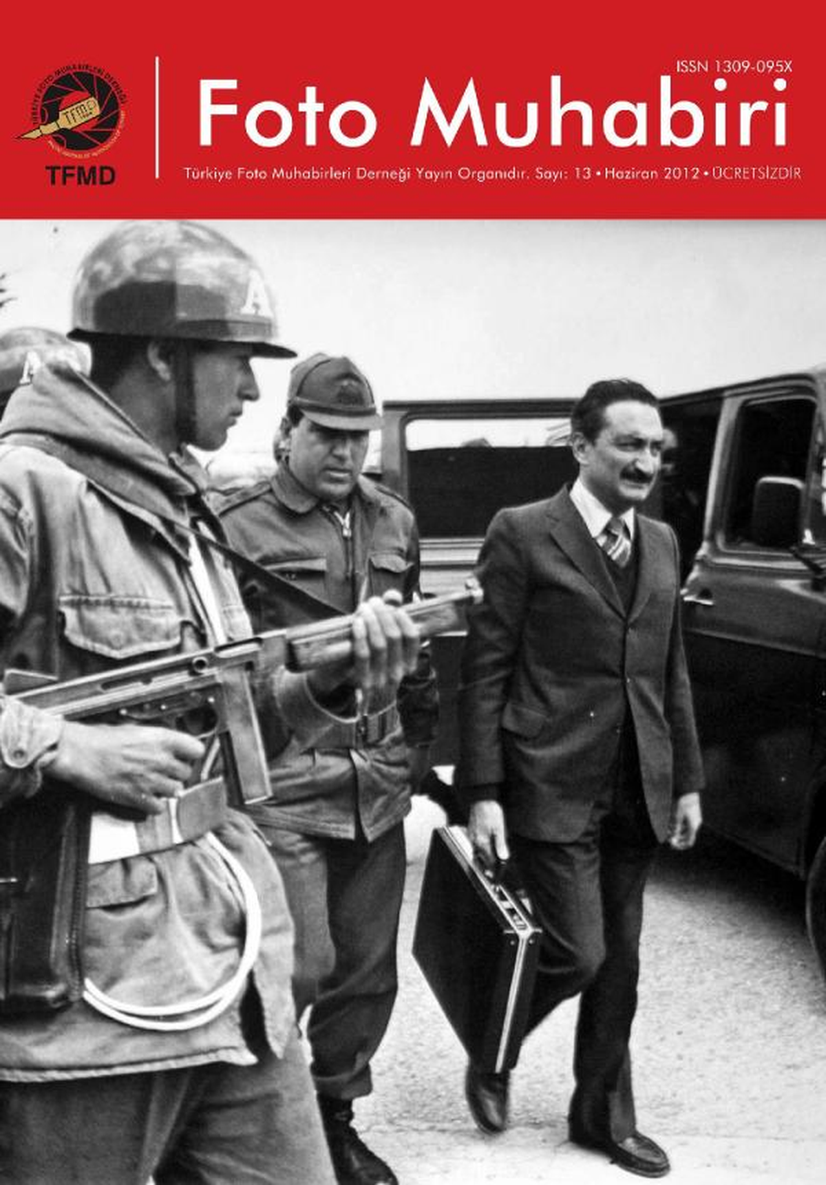 Foto Muhabiri Dergisi\'nin Kapağı; Ecevit Askerler Arasında