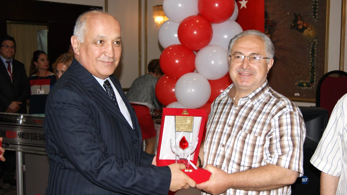 Gönüllü Kan Bağışçılarına Madalya