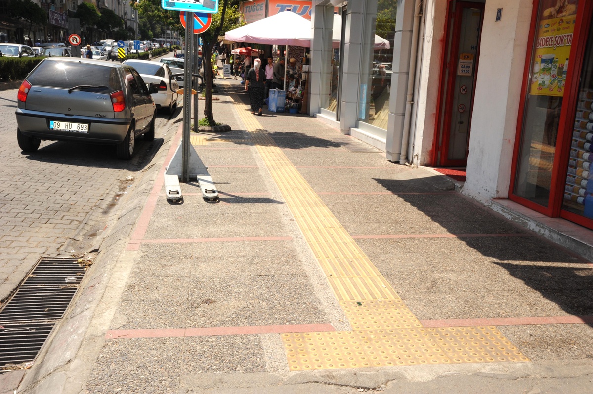 Görme Engelli Vatandaşlar İçin Yürüyüş Yolu Çalışması