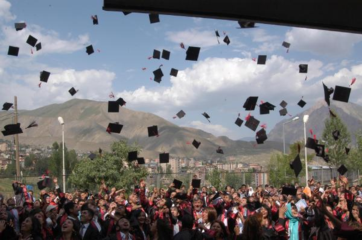 Hakkari Üniversitesi\'nde Mezuniyet Coşkusu
