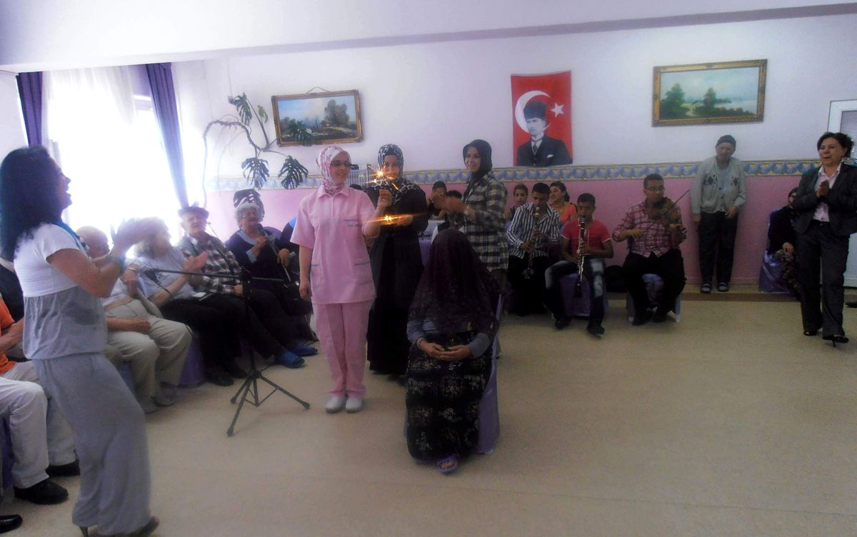 Huzurevinde Eğlenceli Sertifika Töreni