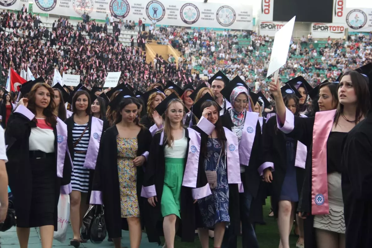 İkiz Çocuklarıyla Diplomasını Aldı