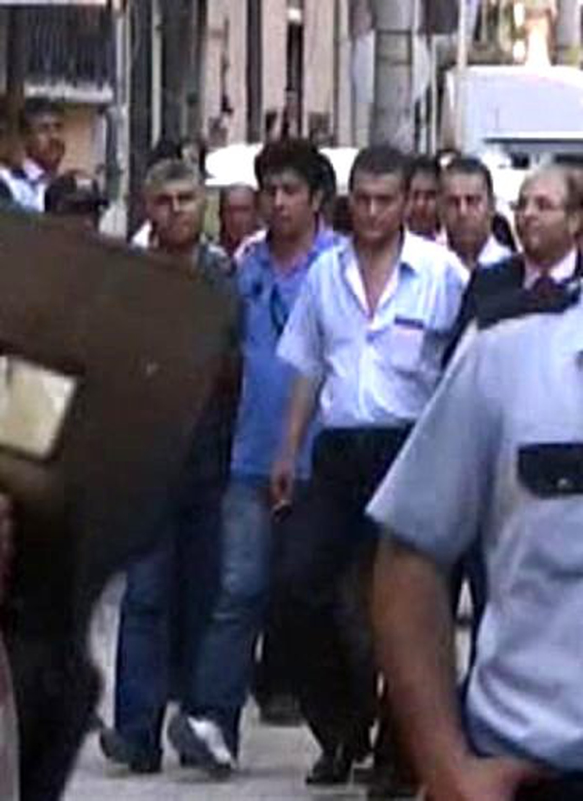 Kafeteryadakileri Dışarı Çıkarttı, Polisi Ayağa Kaldırdı