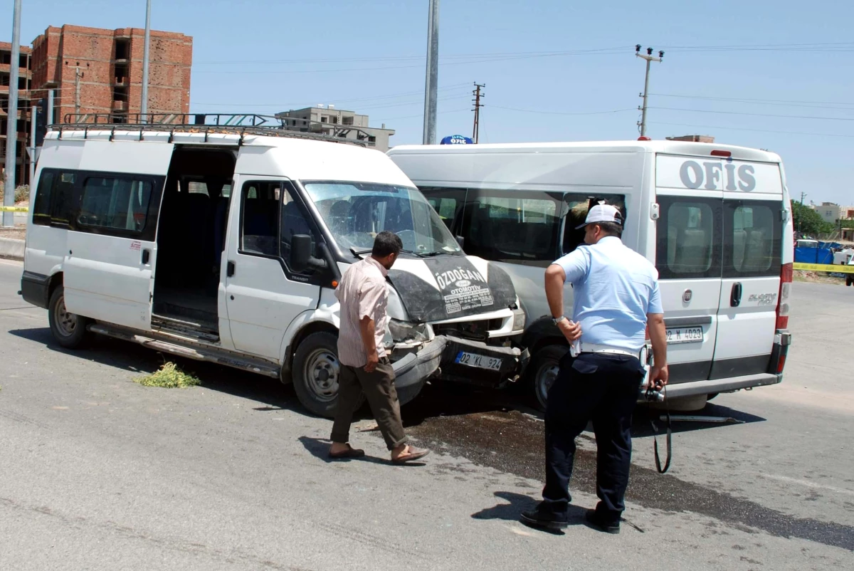 Kahta\'da İki Minibüs Çarpıştı: 19 Yaralı