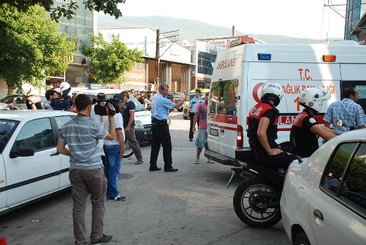 Karakol Önünde Bıçaklı Kavga: 9 Gözaltı