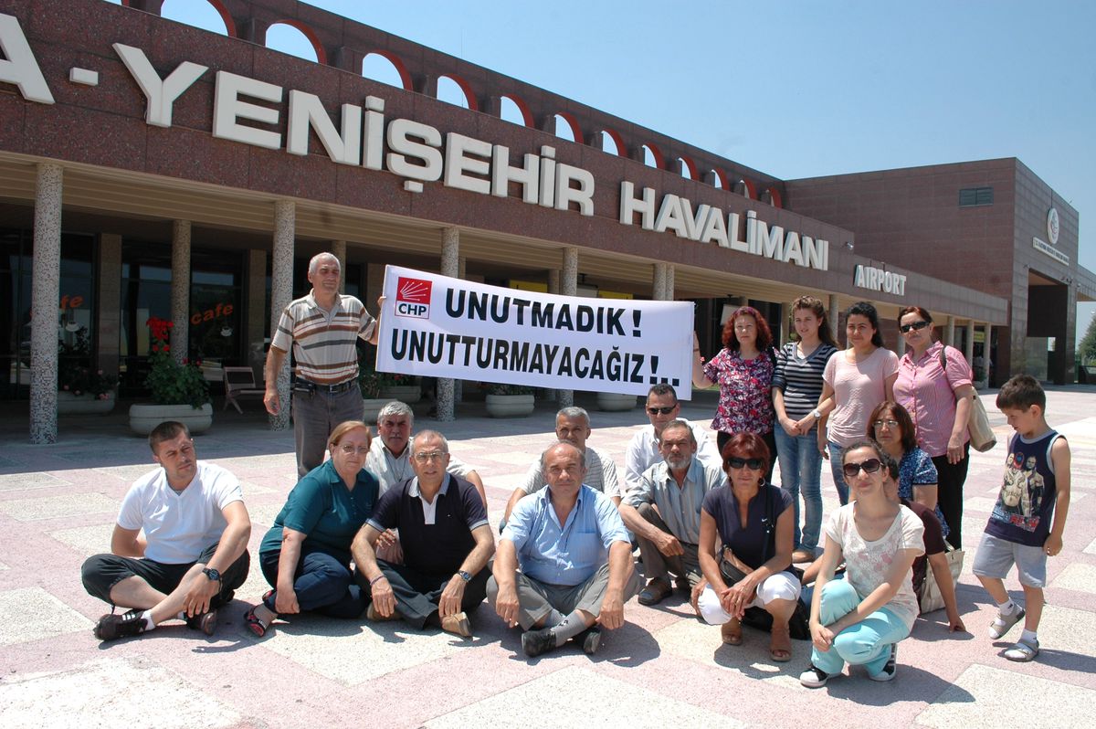 Kemal Demirel Havaalanı İçin Oturma Eylemi Yaptı