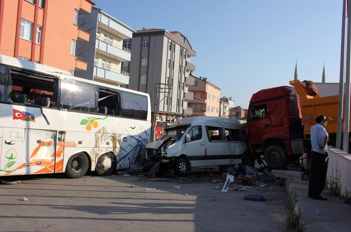 Kontrolden Çıkan Kamyon, 3 Araçta Hasara Yol Açtı