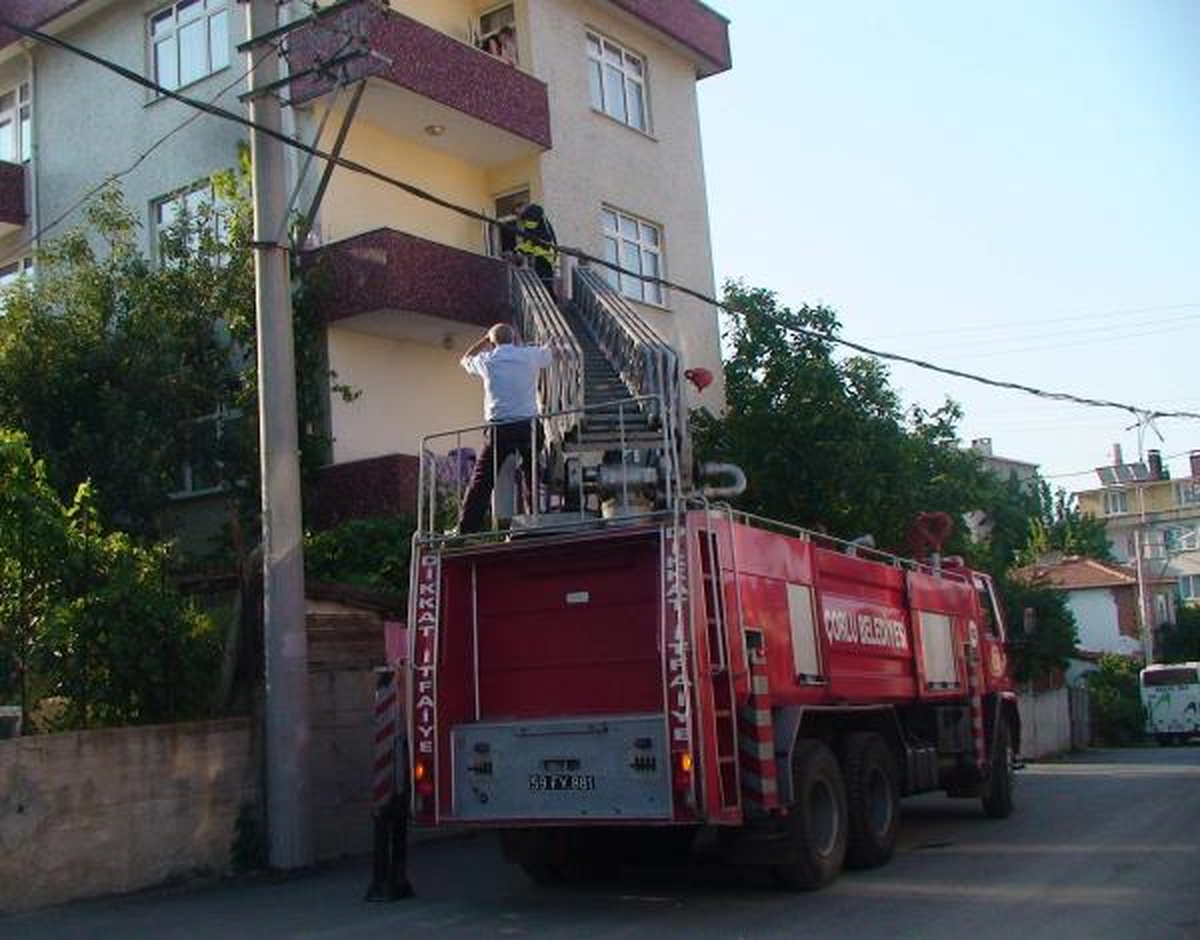 Küçük Fatma Kapıyı Açamayınca İtfaiye Balkondan Girdi