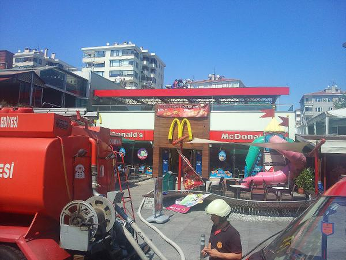 Mcdonald\'s\'ta Yangın Paniği
