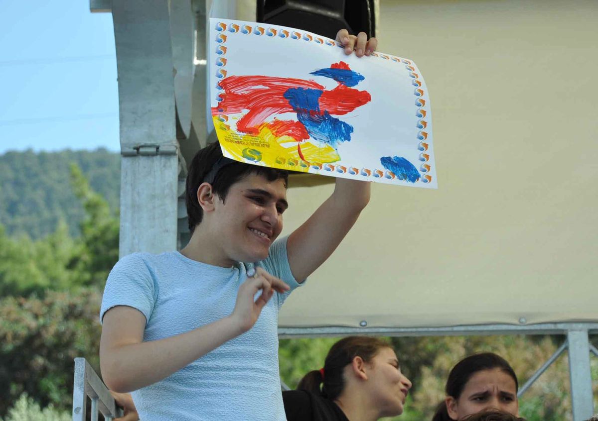 Milas\'ta Engelli Çocuklara Yunus Gösterisi
