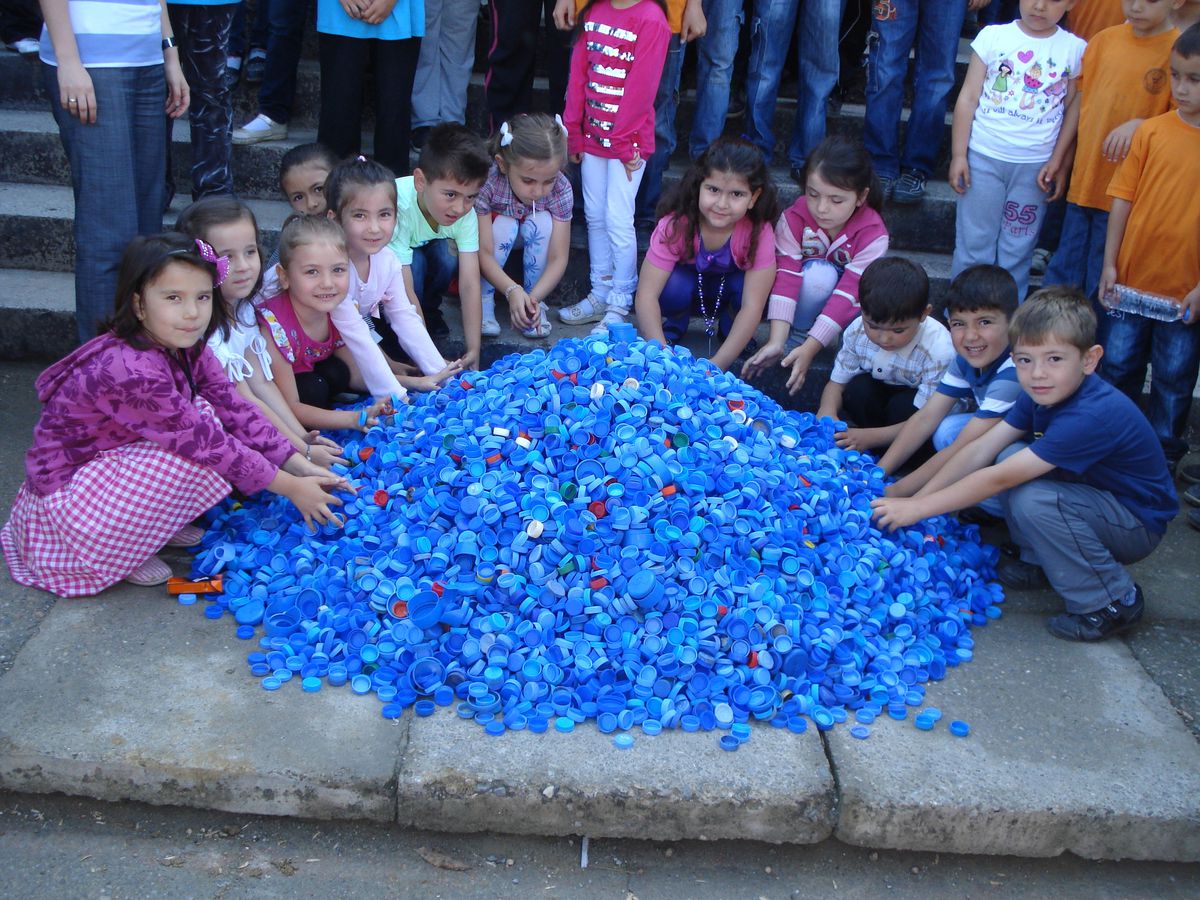 Öğrencilerden Mavi Kapak Kampanyası