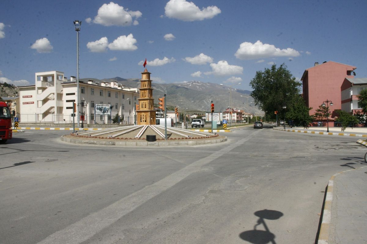 Orhan Yöney Kavşağı'na Minyatür Saat Kulesi