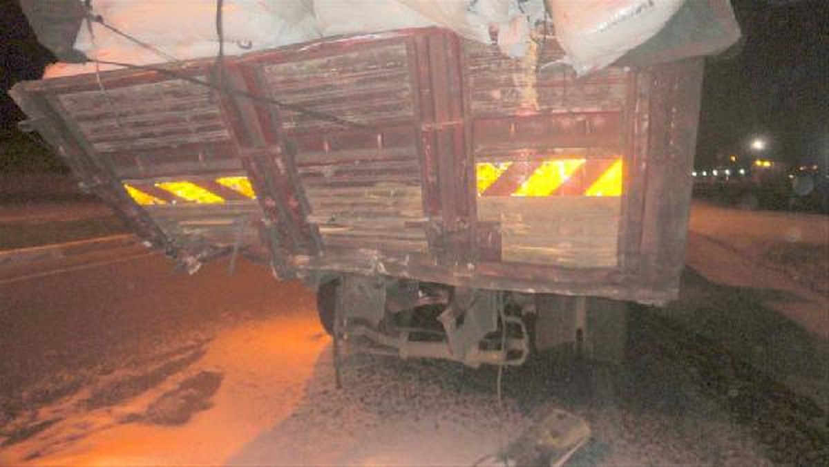 Otobüs Kamyona Çarptı: 13 Yaralı