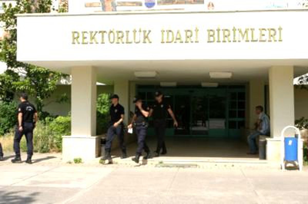 Polisten Çukurova Üniversitesi\'ne Operasyon