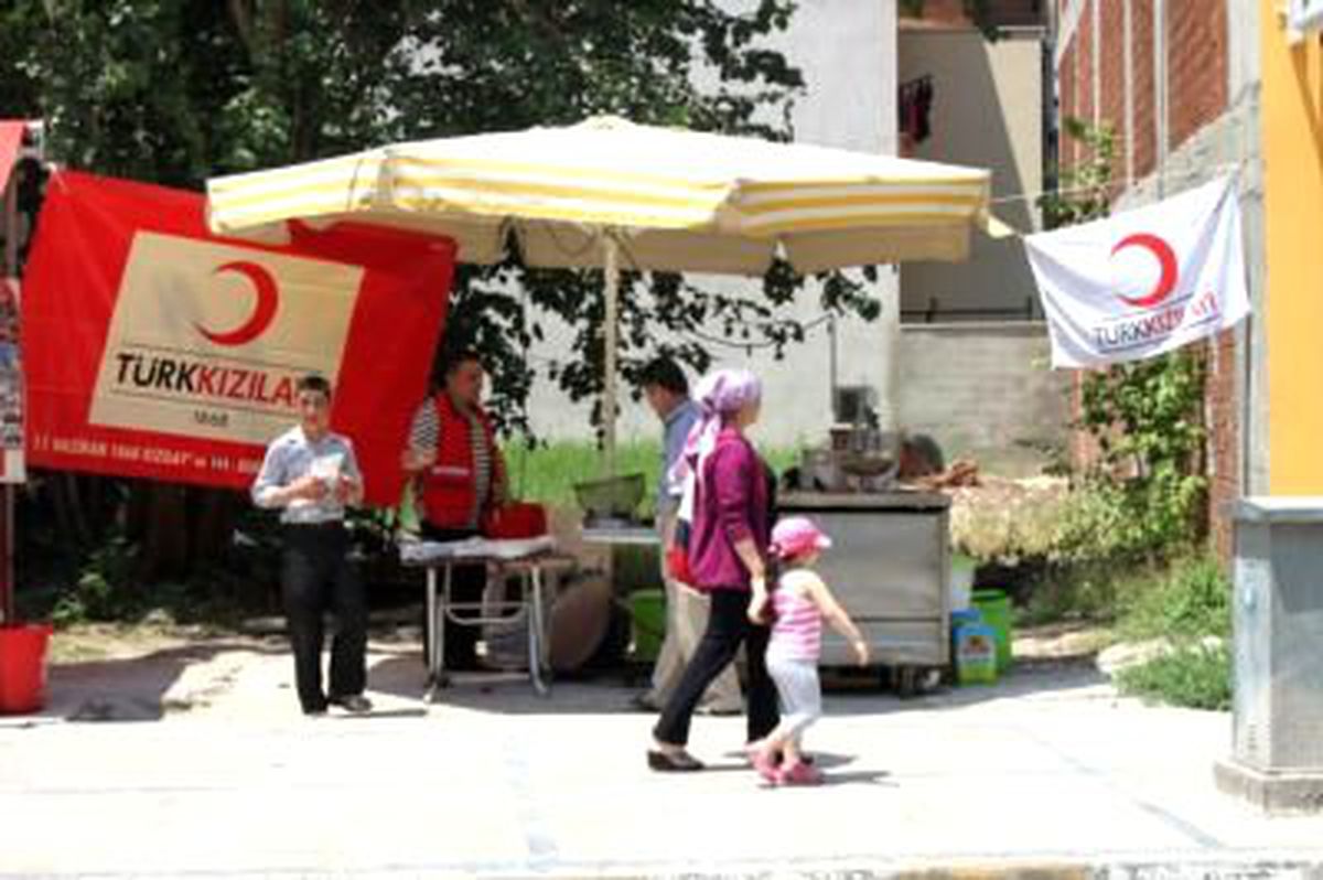 Salihli Kızılay\'da Kutlamalar Sürüyor