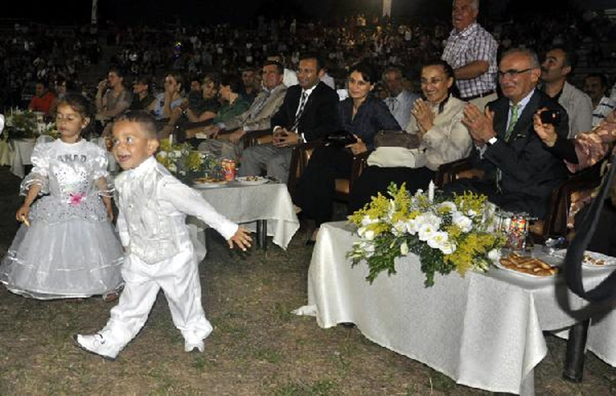 Toplu Nikah Şöleni\'nde 51 Çiftin Nikahı Kıyıldı