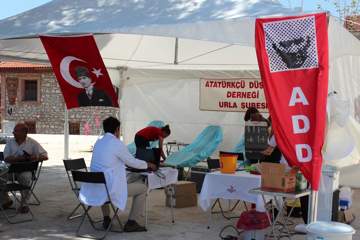 Urla\'da Kızılaya Kan Bağışı Yapıldı