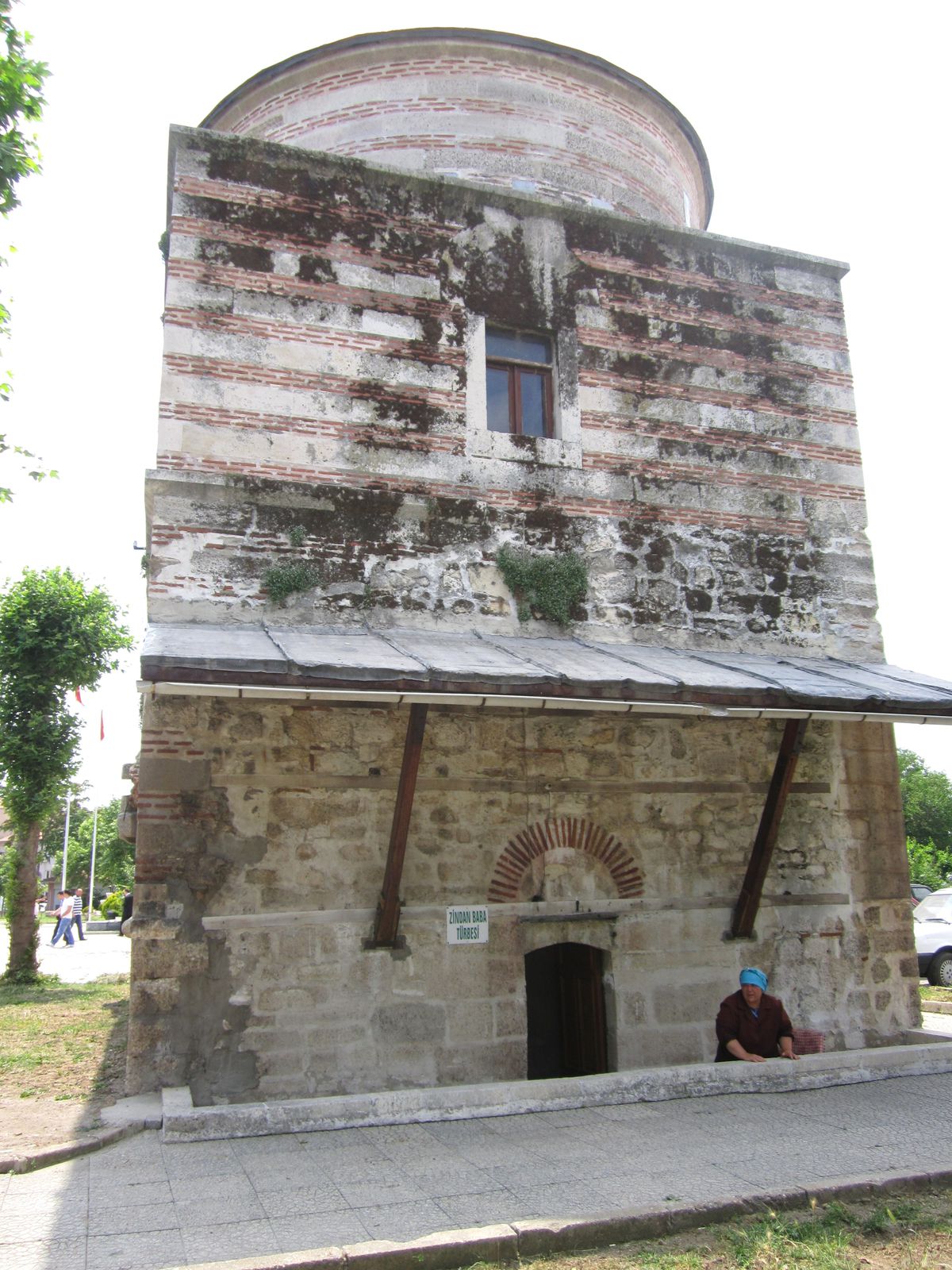 Zindan Baba Ziyaretçilerini Bekliyor