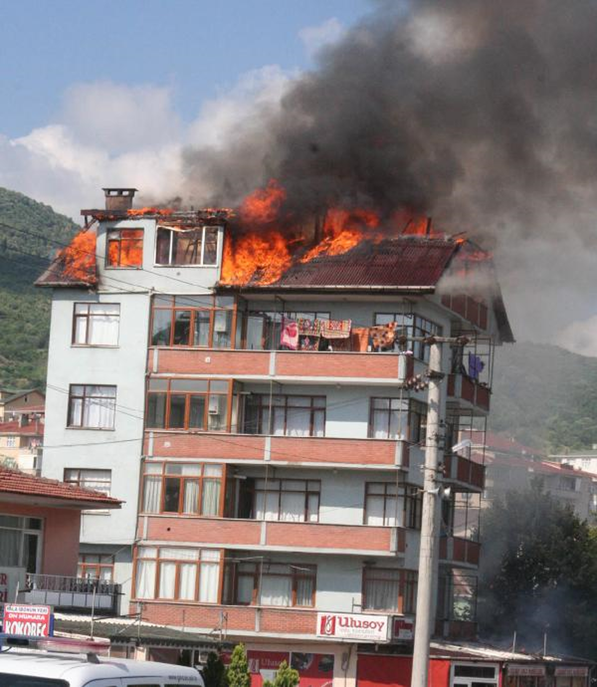 5 Katlı Apartmanın Çatı Katı Yangında Kül Oldu