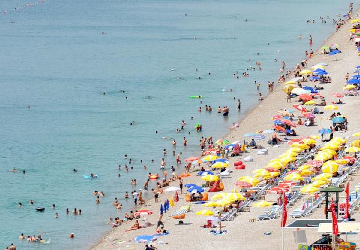 Antalya\'da Sıcaktan Bunalanlar Plajlara Akın Etti