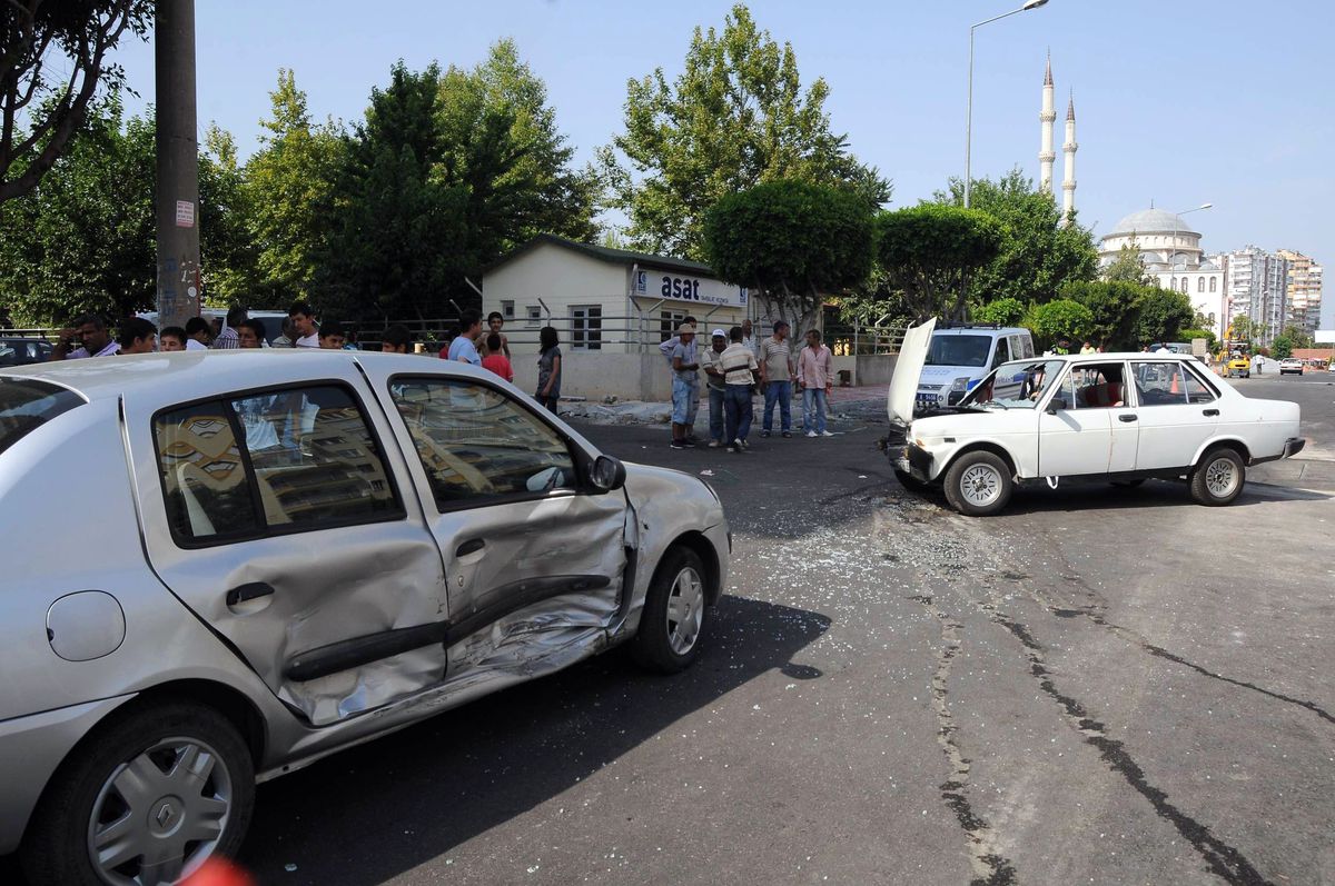 Antalya\'da Trafik Kazası: 2 Yaralı